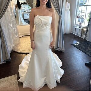 Elegant Strapless Wedding Gown